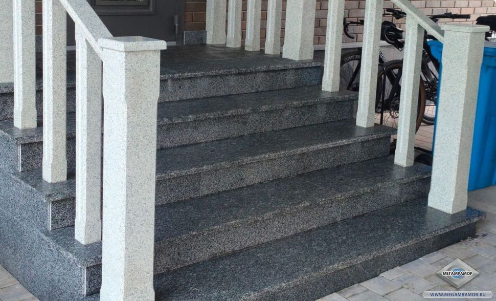 Балюстрада из Мансуровского гранита для крыльца частного дома